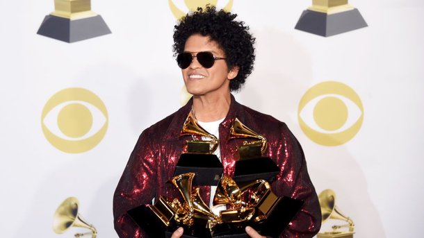 Bruno Mars est petit et s'en moque !