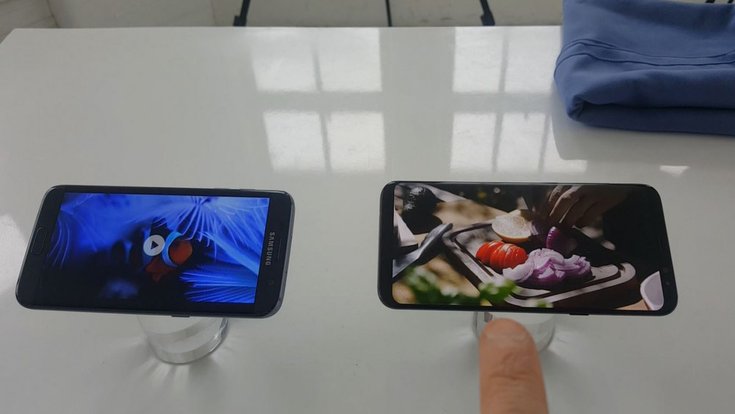 A gauche, le S7 et son écran 16/9, à droite, le S8 et son écran en 18,5/9