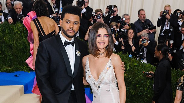 Selena Gomez et The Weeknd ensemble sur le tapis rouge de Harper’s Bazaar!