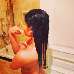 Nicki Minaj topless dans sa salle de bain !