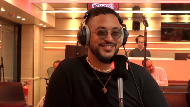 Slimane nous parle de son nouveau single "La recette", de "Dans le noir" écrit pour sa maman...