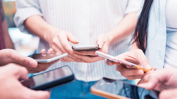 Les infos du Réveil Chérie : 60% d’entre nous sommes des «smombies», des accros  au smartphone !