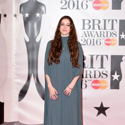 Birdy arrive aux Brit Awards 2016