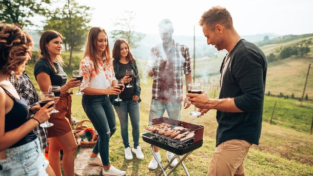 Les infos du Réveil Chérie : Il invente un grill pliable pour pouvoir se faire un barbecue n’importe où !