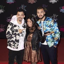 Bigflo & Oli et une fan - Montée des Marches NRJ Music Awards 2019