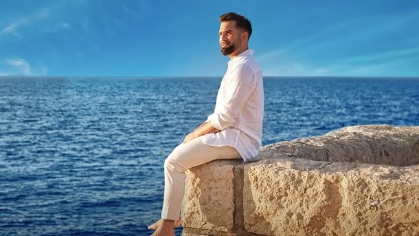 Kendji Girac marque son grand retour avec son nouvel album « Vivre… »