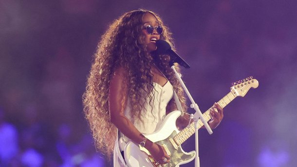 H.E.R. : qui est la musicienne qui a interprété l’hymne américain lors de la cérémonie de clôture ?