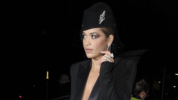 Rita Ora fait une entrée super sexy aux GQ Awards!