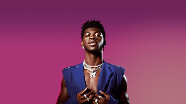 Lil Nas X tombe sur scène: sa réaction hilarante