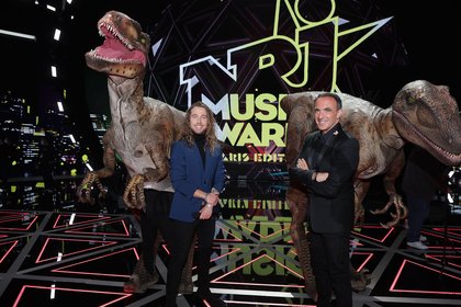 Julien Doré et Nikos Aliagas - Backstage NRJ Music Awards Paris Edition