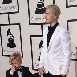 Justin Bieber et son frère  sur le tapis rouge des Grammy Awards 2016