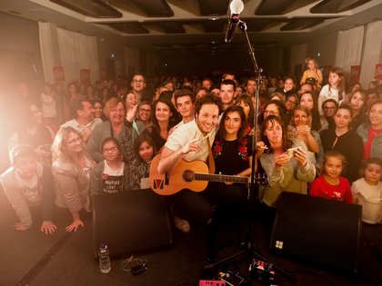 Vianney et son public lors de son Concert privé Pop Love