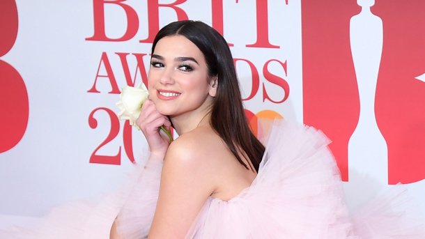 Dua Lipa soutient les victimes d’agressions sexuelles lors des BRIT Awards 2018!