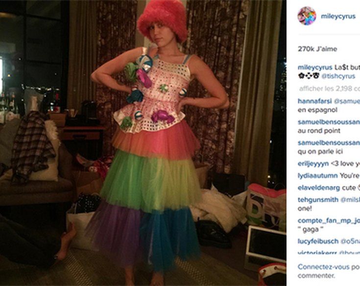 Miley Cyrus fait un défilé de mode pour sa mère