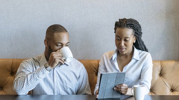 Les infos du Réveil Chérie : 20% des salariés ont déjà eu une liaison amoureuse au travail