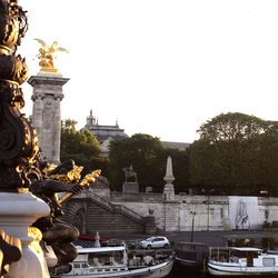 Le signe de ralliement sous le Pont Alexandre III à Paris