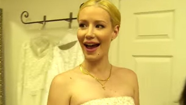 Iggy Azalea : séance essayage de robes de mariée !