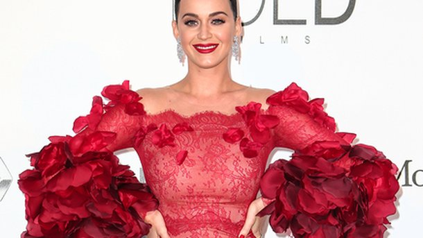 Katy Perry met Cannes à ses pieds dans une superbe robe Marchesa!