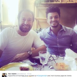 Twitter Kev Adams - photo avec Patrick Timsit sur le tournage de Gangsterdam