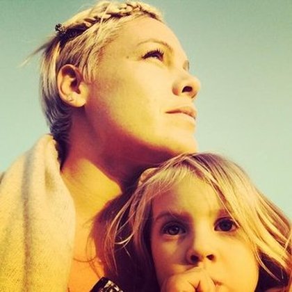 Pink: The plus beau des bijoux accroché à votre cou seront à tout jamais les bras de vos enfants. Good job Mamas