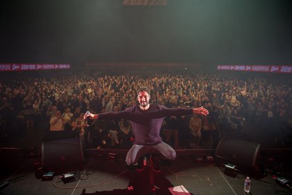 Jérémy Frérot sur la scène du Concert privé Pop Love de Trélazé.