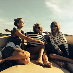 Taylor Swift: Hope you guys had a great weekend! Ours was suuuuper coastal. @karliekloss @amandygriffith