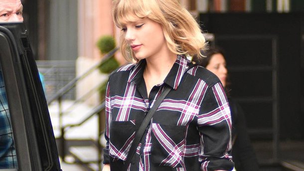 Taylor Swift interprète «New Year’s Day» en toute intimité