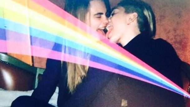 Miley Cyrus fête l'anniversaire de Cara Delevingne... à sa façon!