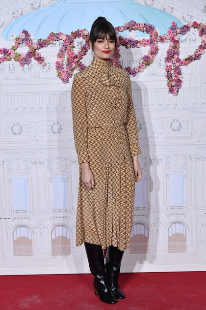 Clara Luciani opte pour une maxi dress à col noué et des bottes vintage.