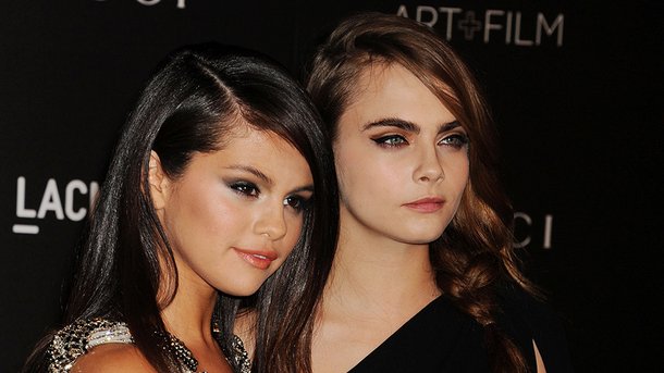 Selena Gomez et Cara Delevingne s’embrassent passionnément dans «Only Murders in the Building»