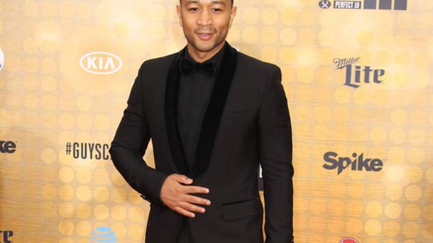 John Legend dévoile «Love Me Now» en live pour ses fans!