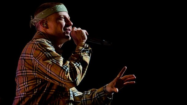 Macklemore: il fait participer sa grand-mère à l'un de ses clips!