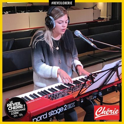 Louane chante en live son titre "On était beau" dans le Réveil Chérie