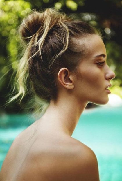 Le bun effet décoiffé