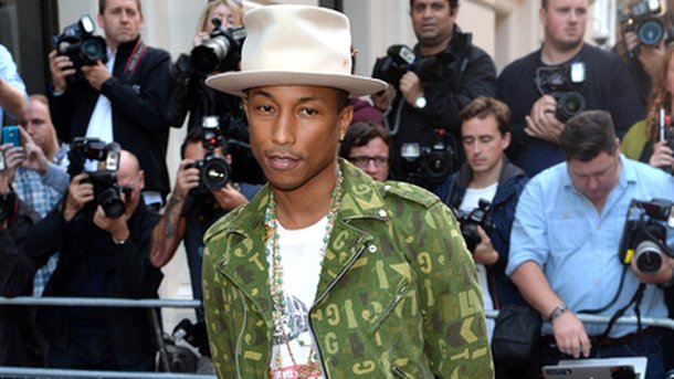 Pharrell Williams décoré par Bono