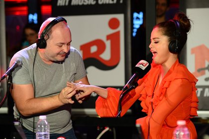 Selena Gomez à Paris chez Cauet