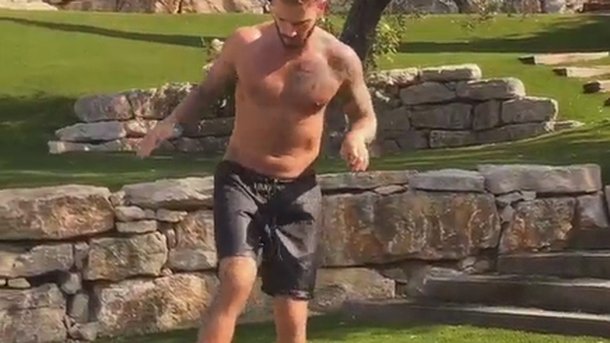 M.Pokora : torse nu pour une petite session football au soleil!
