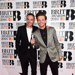 Louis Tomlinson et Liam Payne des One Direction arrivent aux Brit Awards 2016