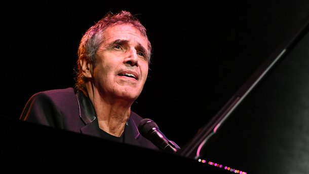 Julien Clerc de retour avec le single "Les Parvis", extrait de son nouvel album