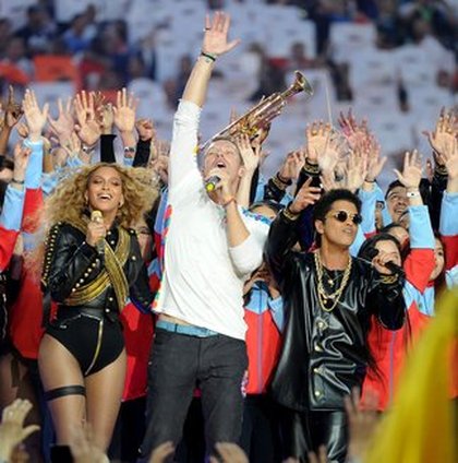 Beyoncé, Chris Martin et Bruno Mars lors de la mi-temps du Superbowl!