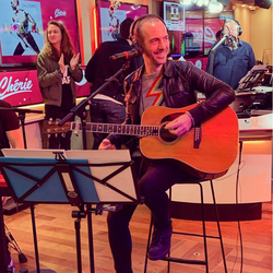 Calogero interprète "Voler de nuit" lors de se Concert super privé dans les studios de Chérie Paris.