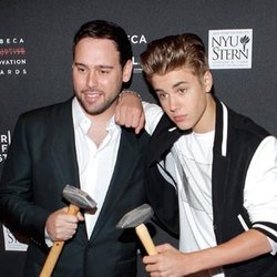 justin-bieber-et-scooter-braun