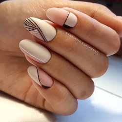Des ongles en forme d'amande rehaussés par un nail art graphique