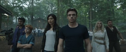 Karun (Harish Patel), Kingo (Kumail Nanjiani), Sprite (Lia McHugh), Sersi (Gemma Chan), Ikaris (Richard Madden), Thena (Angelina Jolie), Gilgamesh (Don Lee) dans "Les Eternels"