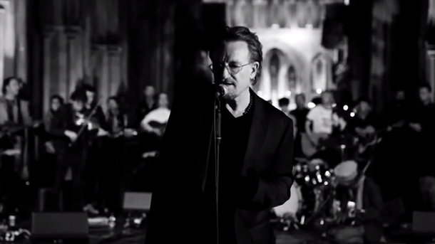 Bono reprend "Running to stand still" à la cathédrale Saint-Patrick de Dublin