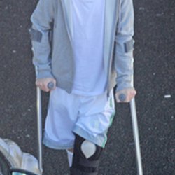 Niall Horan arrive à Londres, le 16 Janvier 2014, après son opération du genoux