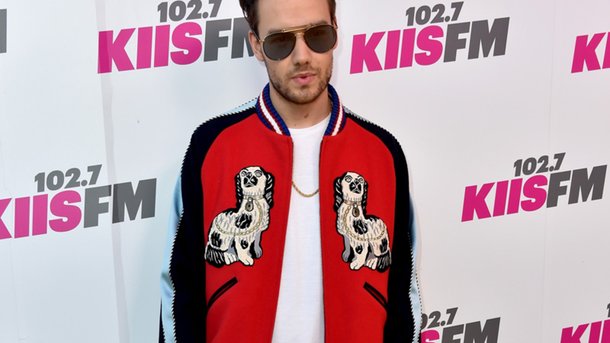 Liam Payne dévoile la pochette (sexy) de “Strip that down”