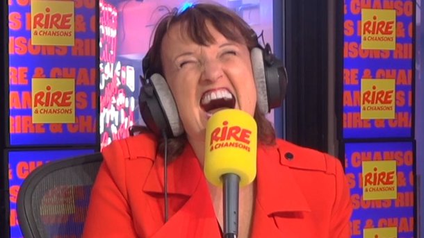 Eric Carrière, des Chevaliers du Fiel, demande à Anne Roumanoff  d'où lui est venue sa célèbre robe rouge - L'afterwork du Rire