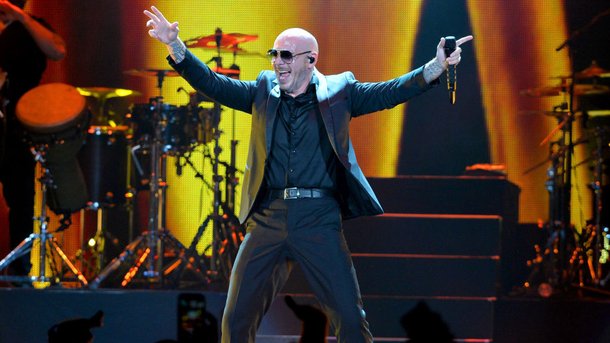 Pourquoi le rappeur Pitbull se fait appeler "Mr Worldwide"?