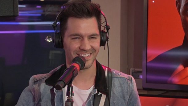 Andy Grammer interprète «Don't Give Up On Me» en live sur Chérie FM